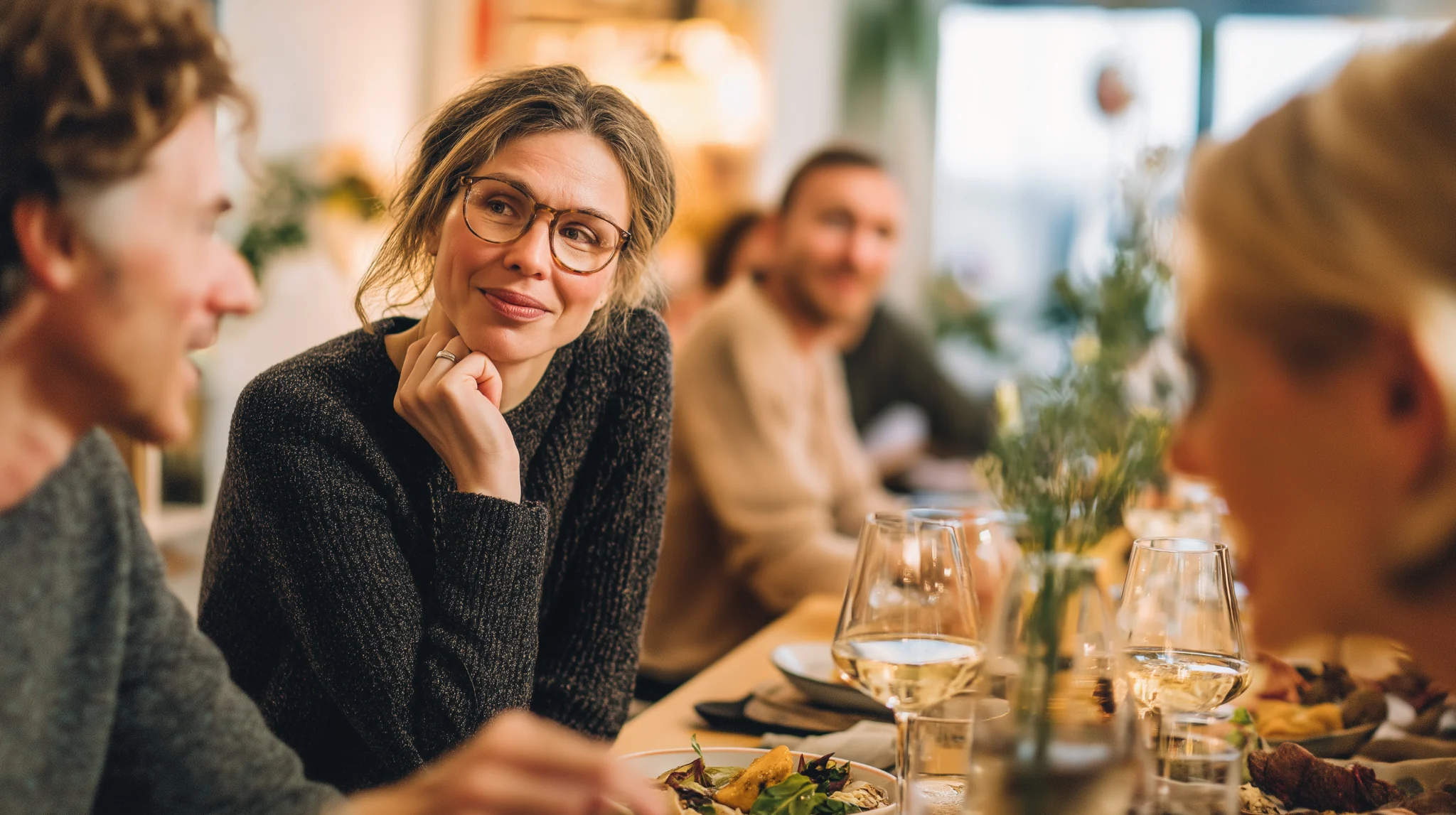 Middagsselskap med flere personer rundt bordet.